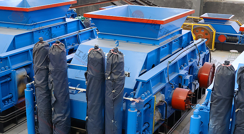 液壓對(duì)輥制砂機(jī)廠家 每小時(shí)產(chǎn)量在200噸的液壓對(duì)輥制砂機(jī)